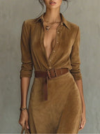 Zamszowa sukienka maxi z pojedynczym zapięciem i kołnierzem